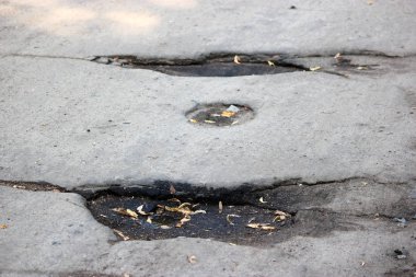 asfalt ile büyük çukurlar