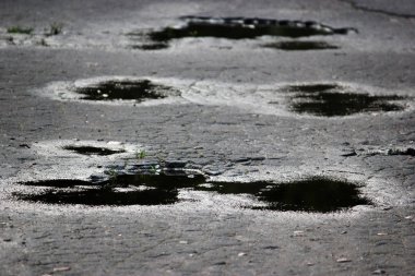 asfalt ile büyük çukurlar