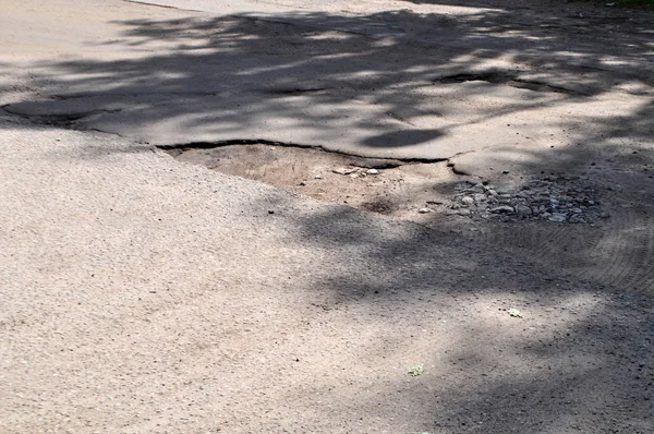 asfalt ile büyük çukurlar