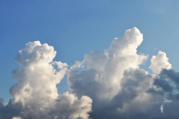 Lucht wolken, lucht met wolken en zon — Stockfoto