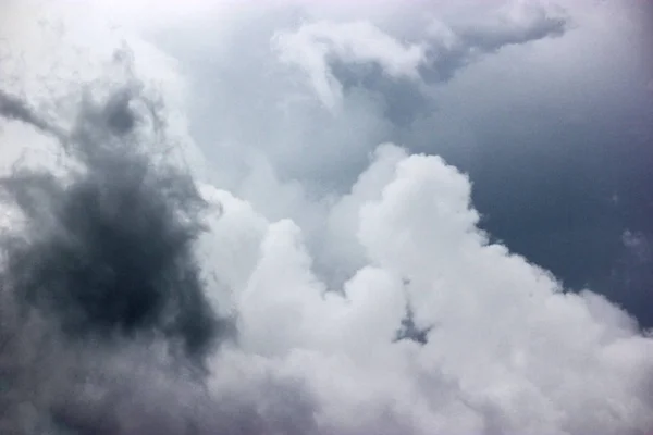 Gökyüzü bulutlu, gökyüzü bulutlu ve güneşli — Stok fotoğraf