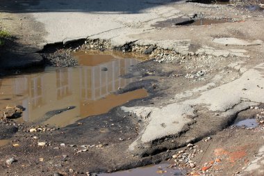 asfalt ile büyük çukurlar