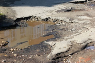 asfalt ile büyük çukurlar