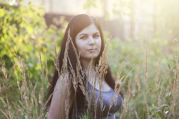 Porträt einer schönen, glücklichen Frau im Stehen — Stockfoto