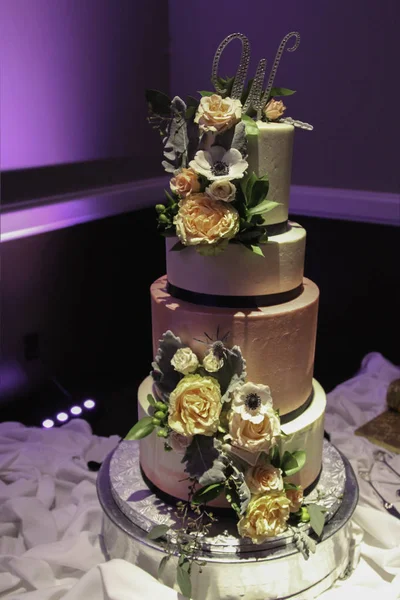 Pastel Boda Adornado Con Iluminación Púrpura —  Fotos de Stock