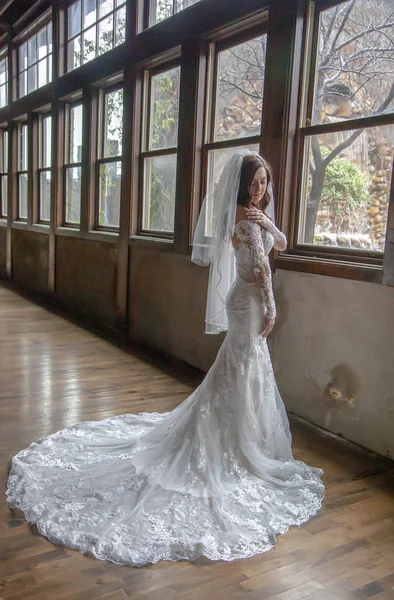 Krásná Nevěsta Módním Plášti — Stock fotografie