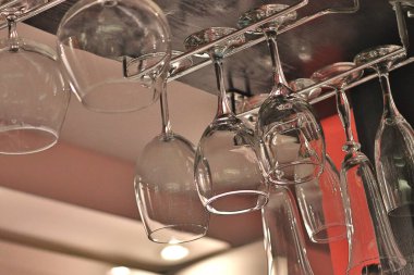 Sarmaşık gözlükte yerel bar