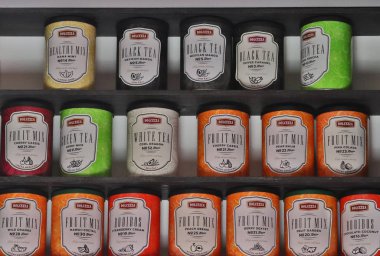 Raflarda kutular çay seçimi