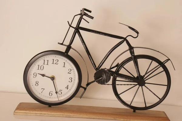 Horloge Vélo Décorative Sur Étagère Dans Appartement — Photo