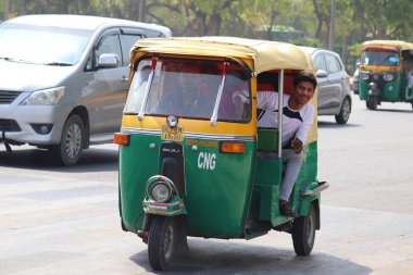 Tuk-Tuk (çekçek) Yeni Delhi sokaklarında