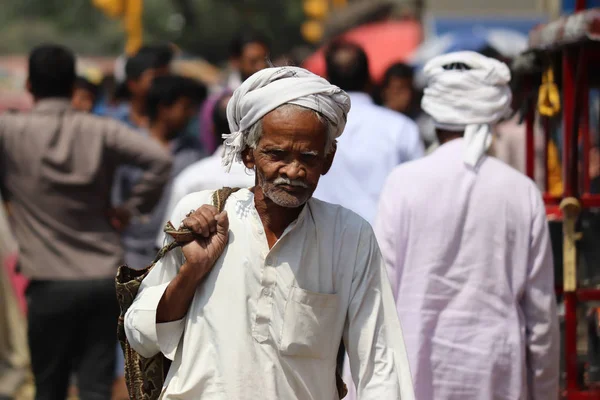 Yaşlı adam Yeni Delhi sokaklarında