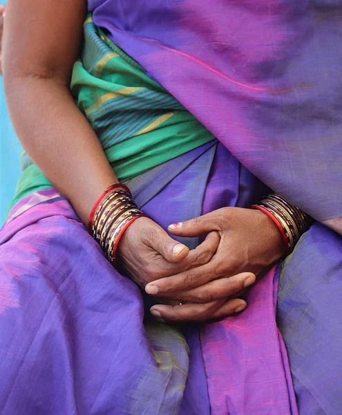 Pulseras Indias Las Manos Mujer India —  Fotos de Stock
