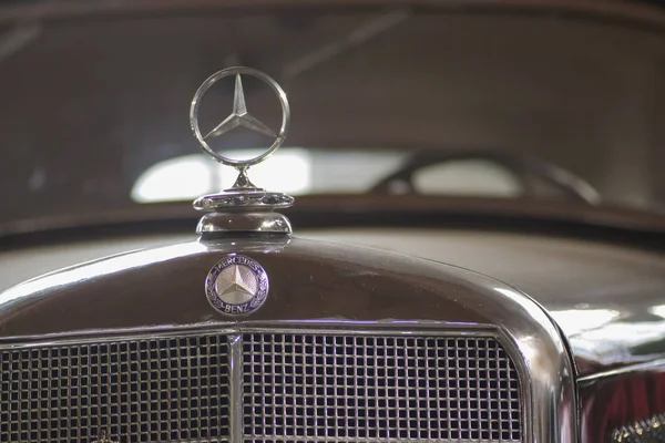 Cartel Famoso Mercedes Benz Delante Del Vehículo Antiguo Museo Del — Foto de Stock