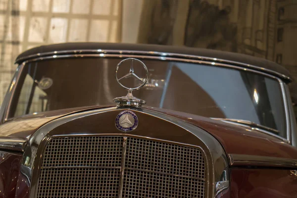 Cartel Famoso Mercedes Benz Delante Del Vehículo Antiguo Museo Del — Foto de Stock