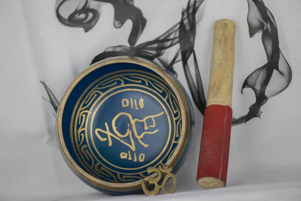 手工制作的青铜歌唱碗画蓝色和金色 经常用于冥想 — 图库照片