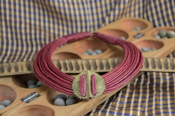 Afrikanska Tribal Halsband Med Bakgrund Afrikansk Artefakter Privat Samling — Stockfoto