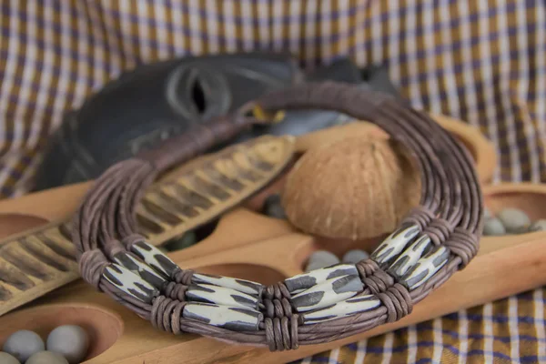 アフリカの人工物 プライベート コレクションの背景を持つアフリカの部族のネックレス — ストック写真