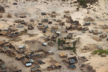 Mozambik ve Zimbabve'de Aftermath Cyclone Idai ve Cyclone Kenneth, helikopterden alınan etkilenen köylerin resimleri.  