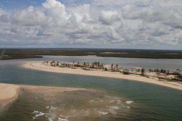 Mozambik ve Zimbabve'de Aftermath Cyclone Idai ve Cyclone Kenneth, helikopterden alınan etkilenen köylerin resimleri.  