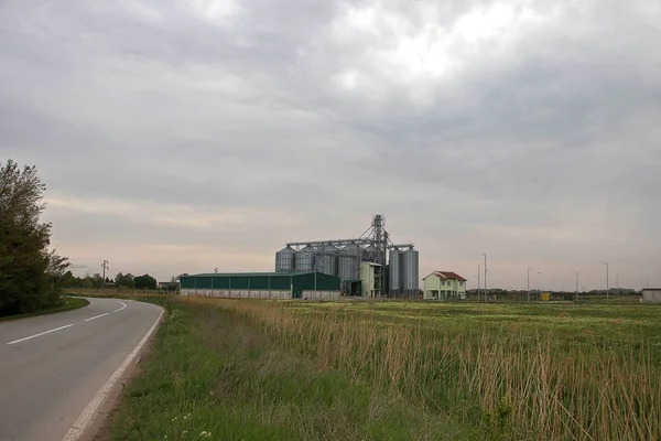 Tanque Cereais Metálicos Silo Para Armazenamento Alimentos Vojvodina Sérvia — Fotografia de Stock