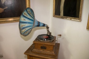 Mavi boynuzlu eski vinil gramofon (Hoparlör), Kikinda şehir müzesinde sergileniyor