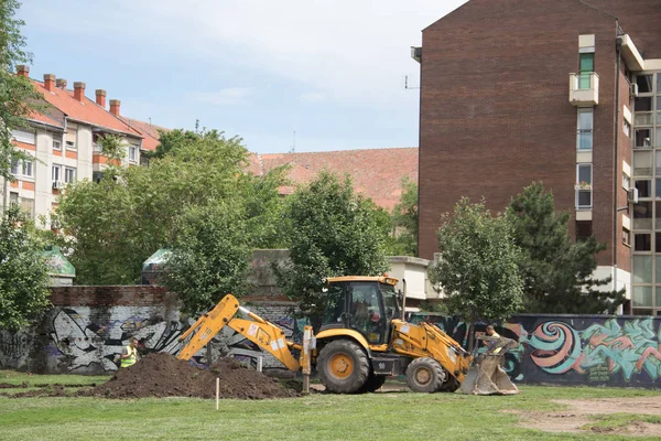 Excavator Digging Ground Man Work Park Buildings — Stock Photo, Image