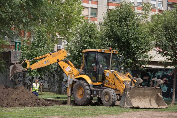 Excavator Digging Ground Man Work Park Buildings — Stock Photo, Image