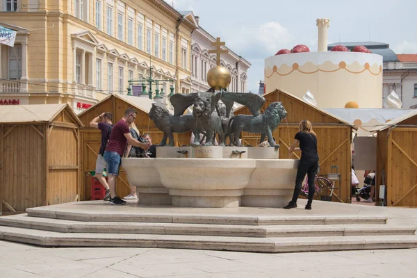 Fonte Leão Praça Klaus Szeged Hungria Europa Água Potável Gratuitamente — Fotografia de Stock