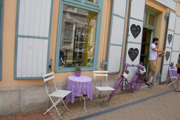 Malý Roztomilý Bar Stolem Venku Chodníku Vinobraným Bicykl Jako Dekorace — Stock fotografie