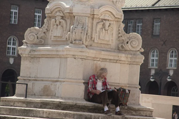 Homem Mais Velho Relaxando Nas Ruas Szeged Hungria — Fotografia de Stock