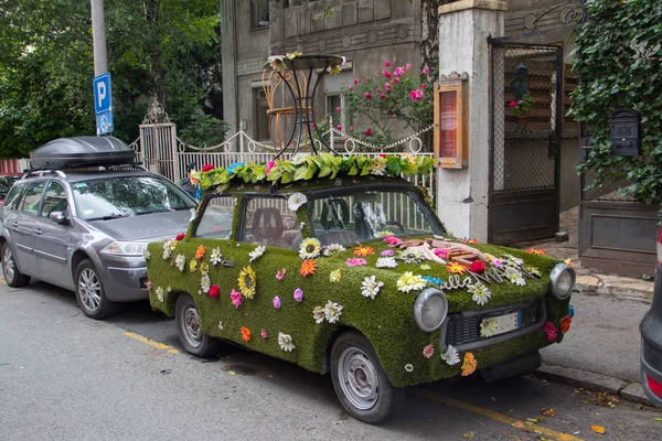 Niedliche Retro Fahrzeug Mit Blumen Bedeckt Flower Power — Stockfoto