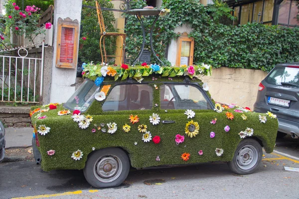 Niedliche Retro Fahrzeug Mit Blumen Bedeckt Flower Power — Stockfoto