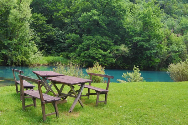 Ev yapımı ahşap bank ve masa çok doğal nehir kıyısında yanında