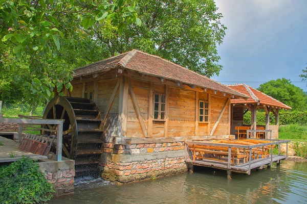 Sırbistan'ın kırsal kesiminde, Despotovac şehri yakınlarında geleneksel su değirmeni, Doğu Sırbistan