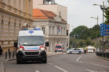 Ambulans aracı sokakta, arka planda Polis ile, Belgrad'da kamu olay güvence