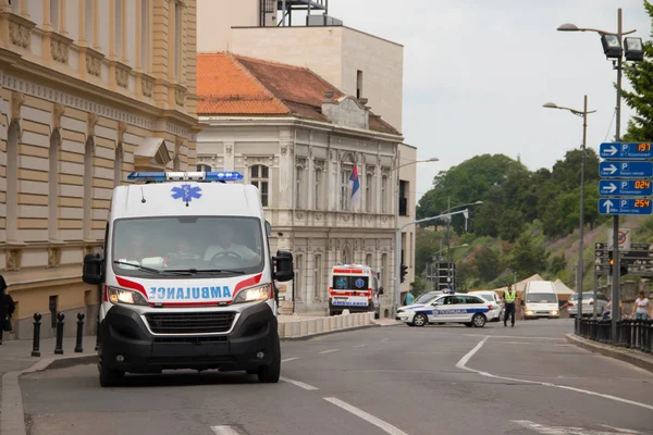 Ambulance Voertuig Straat Met Politie Achtergrond Veilig Openbaar Evenement Belgrado — Stockfoto