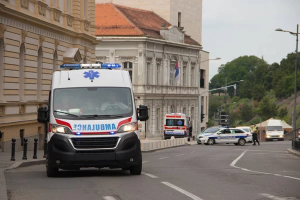 Ambulans Aracı Sokakta Arka Planda Polis Ile Belgrad Kamu Olay — Stok fotoğraf