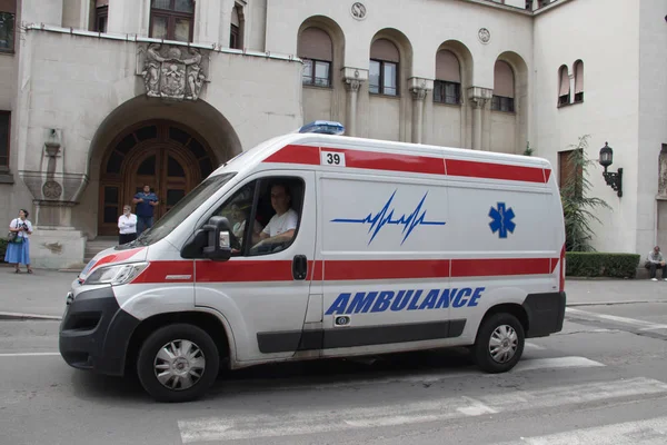 Ambulans Aracı Sokakta Arka Planda Polis Ile Belgrad Kamu Olay — Stok fotoğraf