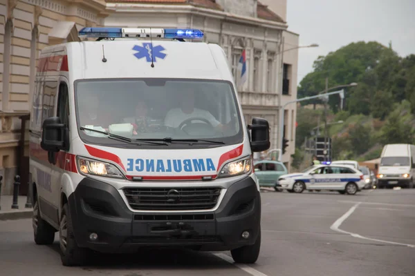 Ambulance Voertuig Straat Met Politie Achtergrond Veilig Openbaar Evenement Belgrado — Stockfoto