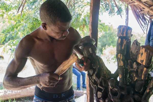 非洲中年男子木匠作坊 用简单的手工工具制作非洲艺术形象 — 图库照片