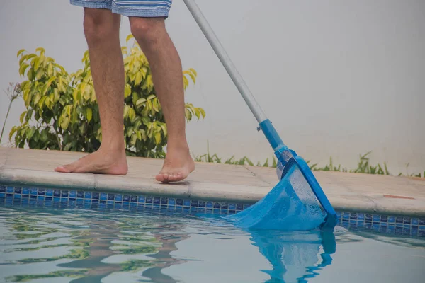 Yüzme havuzu temizliği, yaz zamanı.