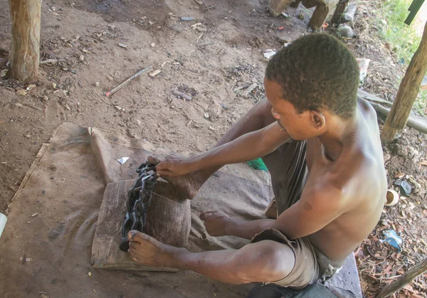 Африканский Мужчина Средних Лет Плотницкой Мастерской Делает Африканские Статуэтки Простым — стоковое фото