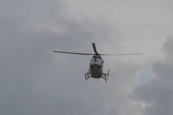 Hubschrauber Landet Auf Freiem Feld Afrika Und Leistet Humanitäre Hilfe — Stockfoto