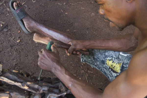 Afrikanischer Mann Mittleren Alters Tischlerwerkstatt Der Afrikanische Kunstfiguren Mit Einfachem — Stockfoto