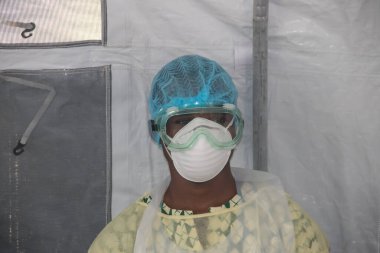 Corona-covid-19 saatinde koruyucu maske takan kişi hem onu hem de kendini korur.
