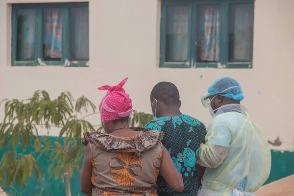 Covid-19 pozitif hasta, tıbbi personel ve bakıcı tarafından kapalı hastane tecrit ünitesine götürüldü.