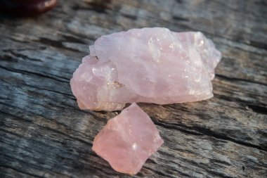 Mozambik 'teki yasadışı madenlerde bulunan güzel pembe, pürüzlü Morganit taşı.