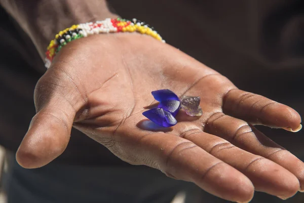 Contrabandista Mostrando Pedras Preciosas Semipreciosas Contrabandeadas Escavadas Mina Ilegal Moçambique — Fotografia de Stock