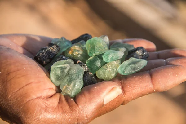 Contrabandista Mostrando Pedras Preciosas Semipreciosas Contrabandeadas Escavadas Mina Ilegal Moçambique — Fotografia de Stock