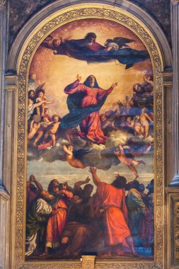 Venice, İtalya - 15 Haziran 2016 Basilica Santa Maria Gloriosa dei Frari, Virgin veya Frari varsayım Titian tarafından varsayımı